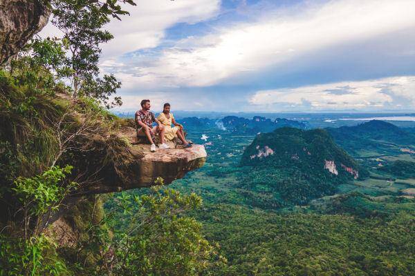 Blick vom Dragon Crest in Krabi über grüne Hügel und die Küstenlandschaft