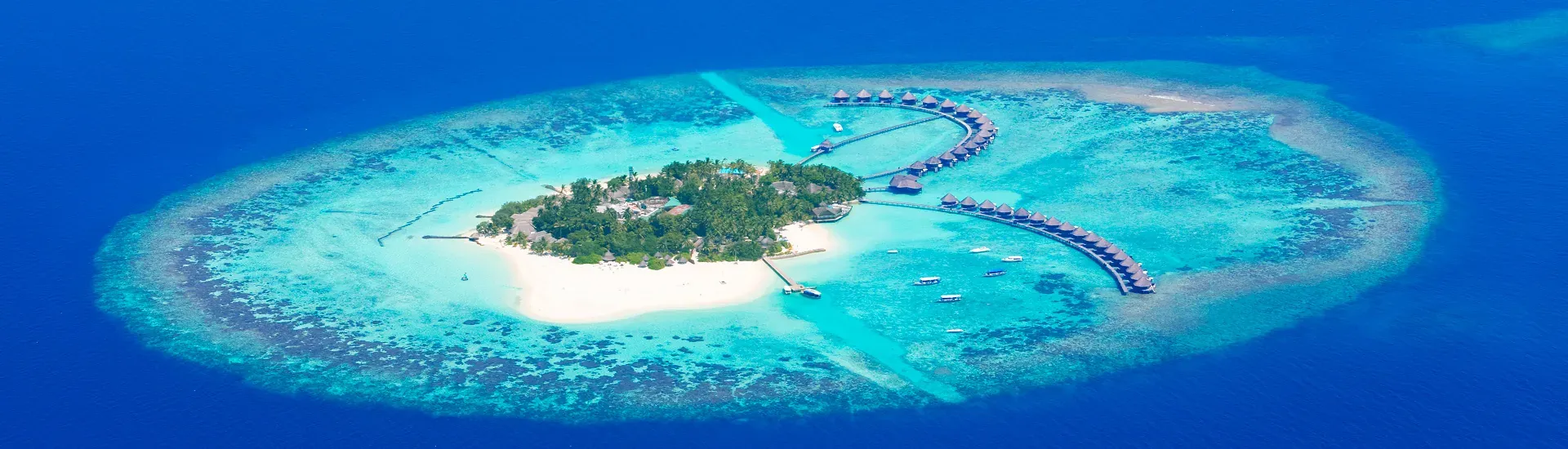 Kleine tropischen Insel der Malediven mit Overwater-Villen, weißem Sandstrand und türkisblauem Meer