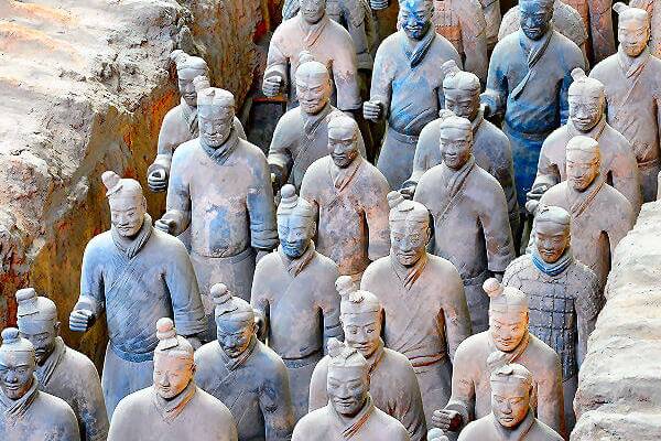 Terrakotta-Armee in Xi’an mit historischen Tonkriegern in einer Ausgrabungsstätte in China