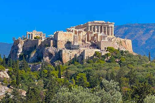 Blick auf die Akropolis in Athen, Griechenland, mit dem Parthenon-Tempel auf dem Festland.
