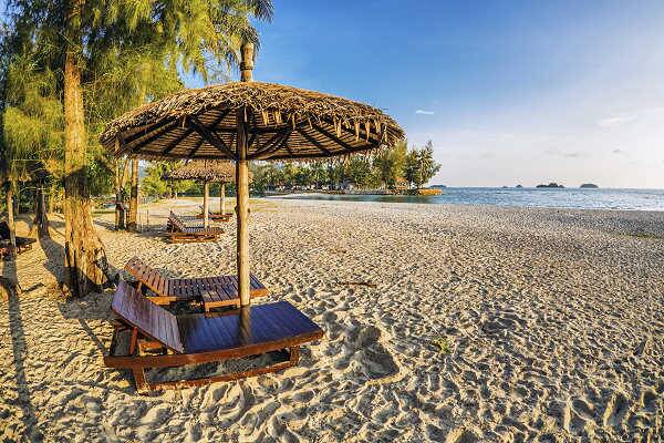 Klong Prao Beach auf Koh Chang mit Sandstrand, Liegen und Sonnenschirmen
