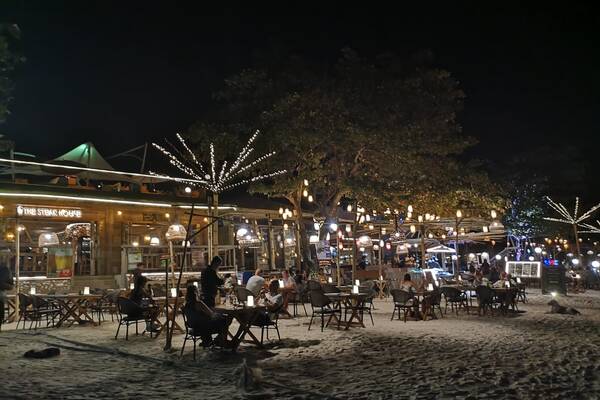 Beleuchtete Restaurants und Bars am Pattaya Beach auf Koh Lipe am Abend