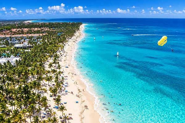 Weißer Palmenstrand mit türkisblauem Meer in der Dominikanischen Republik