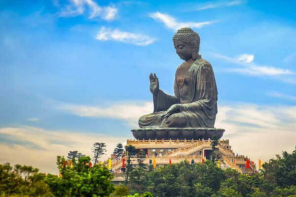 Der Tian Tan Buddha mit 34 Meter Höhe ist eine der größten Buddha-Statuen in China.