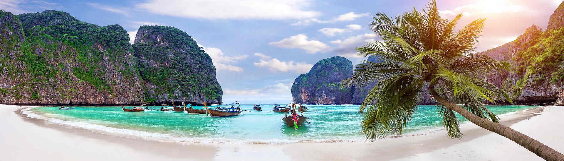 Blick auf eine tropische Insel mit weißem Sandstrand und türkisblauem Meer – perfekt für Inselhopping