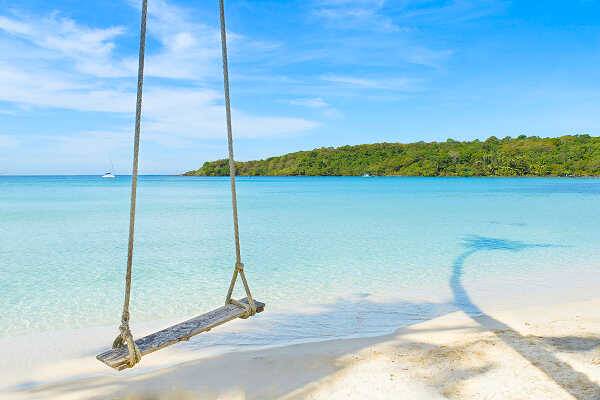 Kai Bae Beach auf Koh Chang mit weißem Sandstrand, türkisblauem Meer und Schaukel