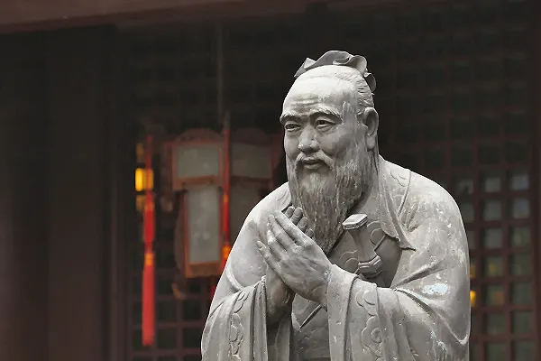 Steinerne Statue von Konfuzius vor Tempel in China, Symbol für traditionelle chinesische Philosophie