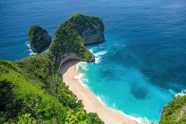Steilküste und türkisfarbenes Meer auf Nusa Penida – beliebte Insel beim Inselhopping ab Bali