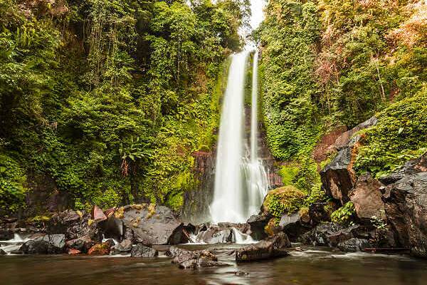 Git-Git-Wasserfall auf Bali umgeben von tropischem Regenwald – Naturerlebnis bei einem Reisepaket Bali