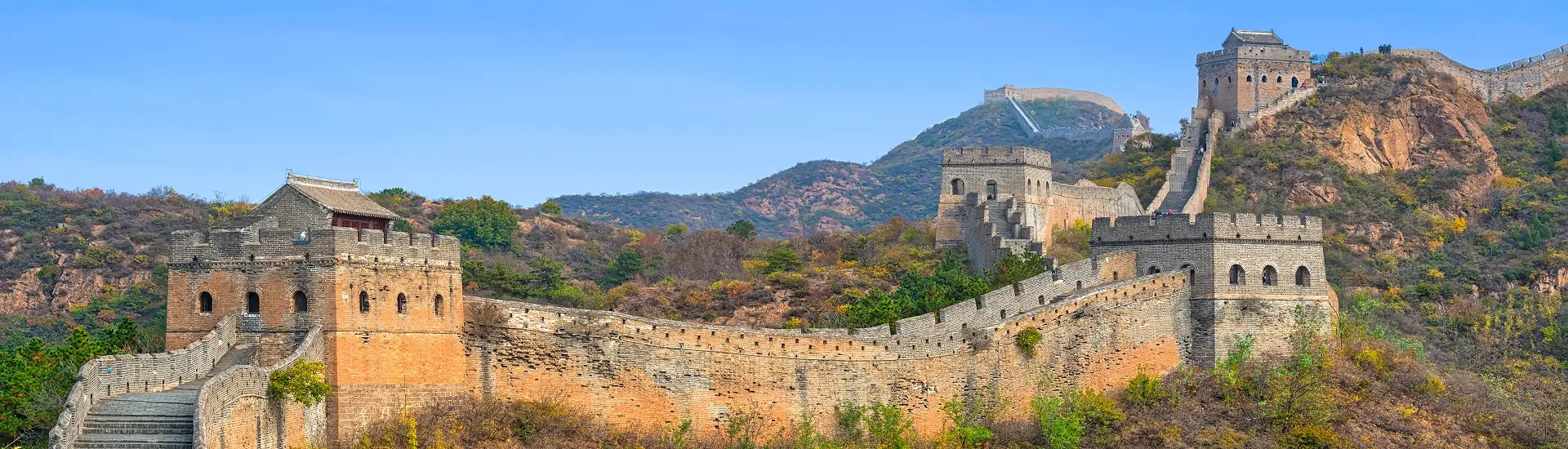 Historischer Abschnitt der Chinesischen Mauer (Große Mauer) in bergiger Herbstlandschaft