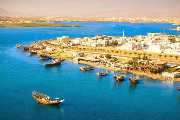 Hafenstadt Sur im Oman mit traditionellen Dhau-Booten