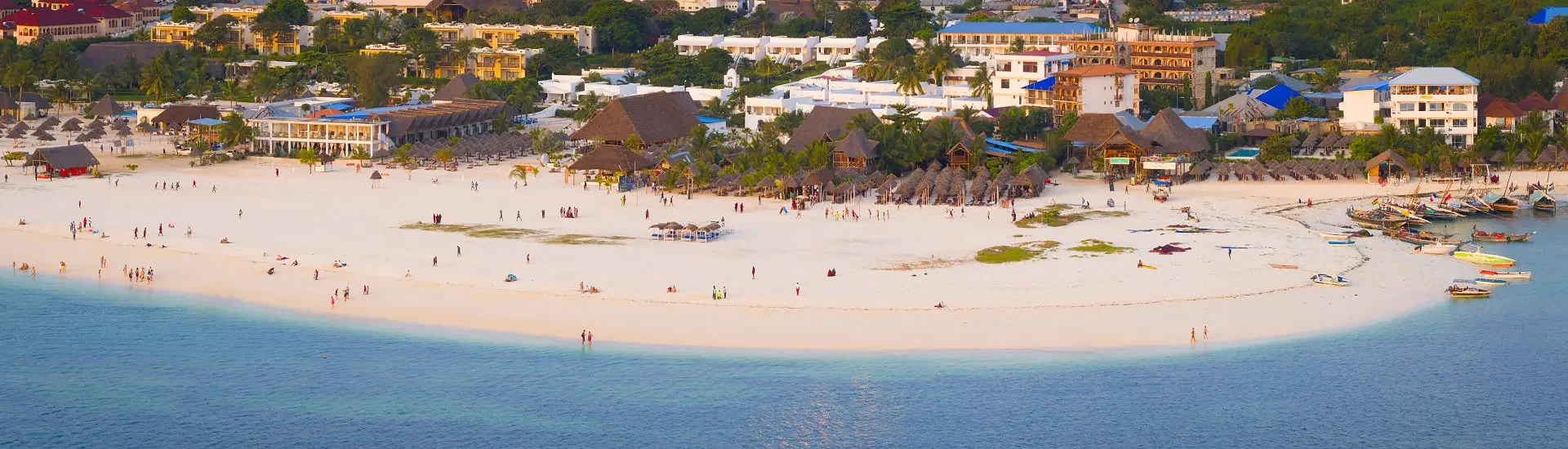 Weißer Sandstrand und Hotels an der Küste von Sansibar mit Blick auf den Indischen Ozean