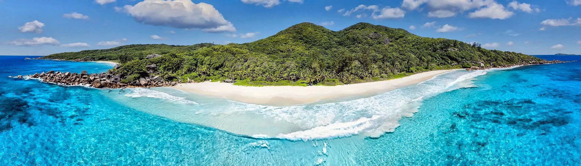 Seychellen Strand mit Palmen, türkisfarbenem Meer und weißem Sandstrand im Indischen Ozean