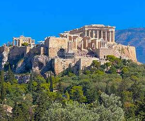 Blick auf die Akropolis in Athen, Griechenland, mit dem Parthenon-Tempel auf dem Festland.