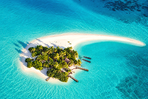 Tropische Insel mit Sandstrand und türkisblauem Meer beim Inselhopping