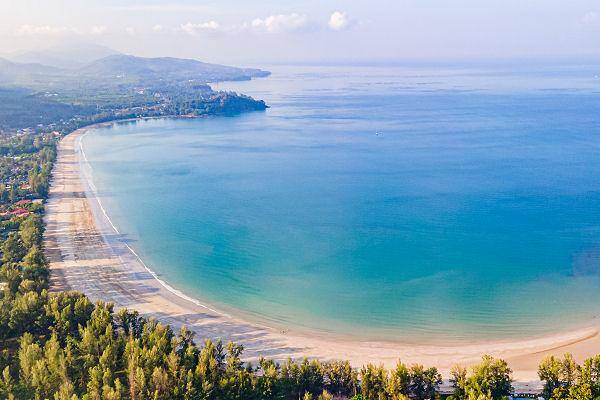 Long Beach auf Koh Lanta mit türkisfarbenem Meer & langem Sandstrand