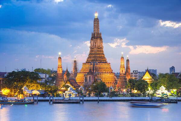 Beleuchteter Wat Arun Tempel am Fluss Chao Phraya in Bangkok, Thailand – Bild für Kombireisen mit Koh Samui von AsiaGo