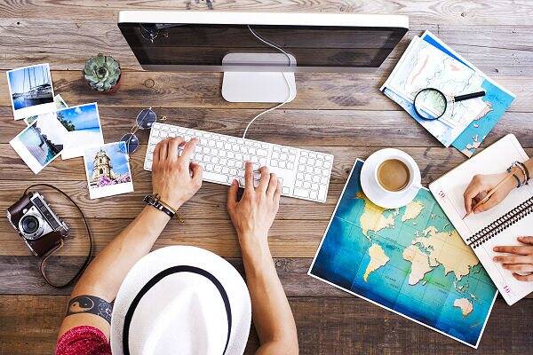 Urlaub individuell zusammenstellen mit Karte, Laptop und Reiseinspiration