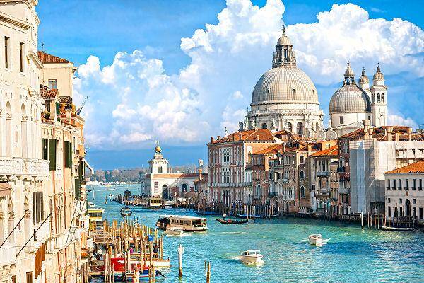 Venedig mit Canal Grande, Booten und historischen Gebäuden