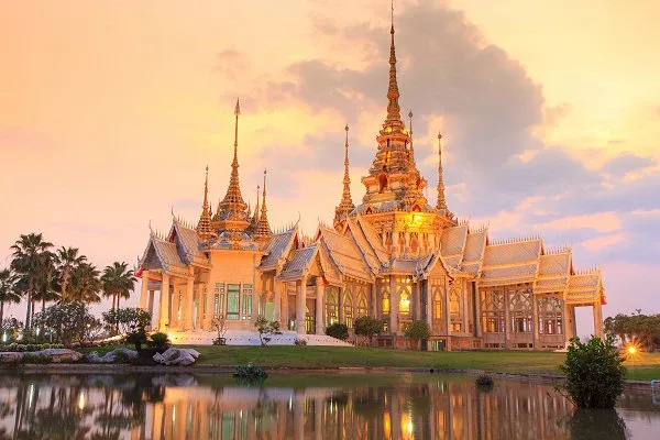 Beleuchtete Tempelanlage in Nordthailand während einer Rundreise durch Thailand