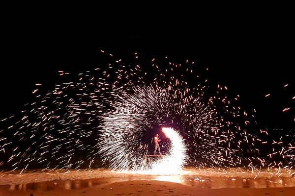 Feuershow am Strand von Long Beach auf Koh Lanta bei Nacht mit Funkenflug