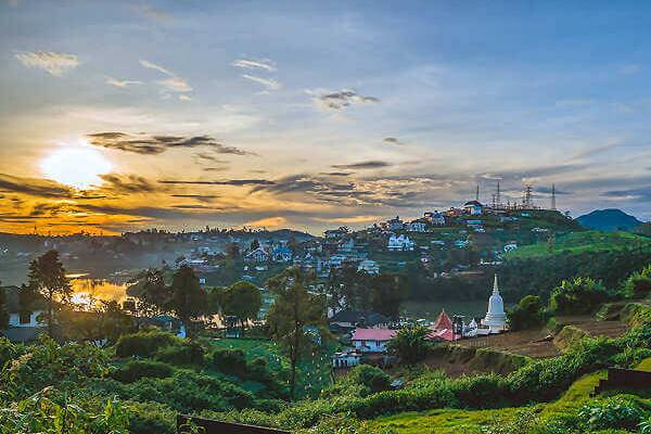 Nuwara Eliya inmitten der hügeligen Teeplantagen in der Landesmitte Sri Lankas