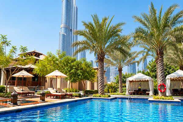 Hotel mit Pool und Blick auf den Burj Khalifa in Dubai