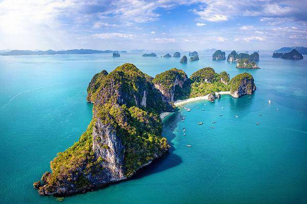 Hong Islands vor der Küste von Krabi mit türkisfarbenem Wasser und Kalksteininseln