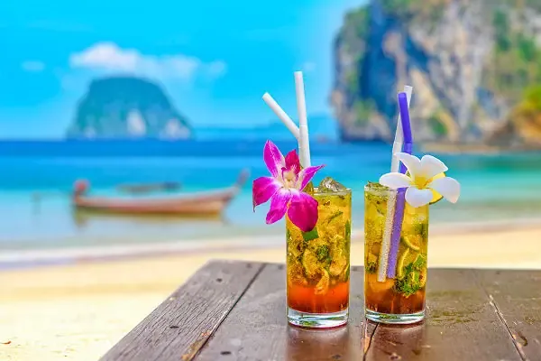 Cocktails am Strand mit Meerblick in Thailand