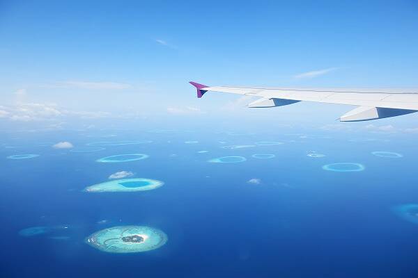 Luftaufnahme der Atolle der Malediven mit ringförmigen Inseln und türkisfarbenen Lagunen