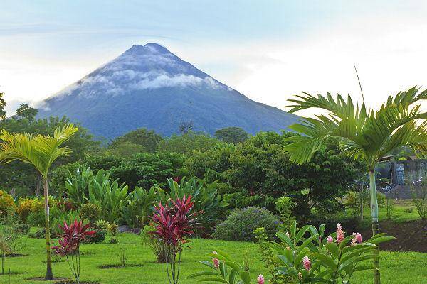Costa Rica Reise mit Vulkanlandschaft und tropischer Natur