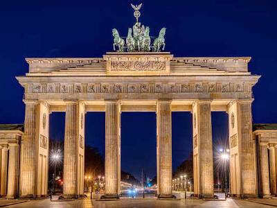 Brandenburger Tor in Berlin bei einer Reise durch Deutschland – Historisches Wahrzeichen und beliebte Sehenswürdigkeit