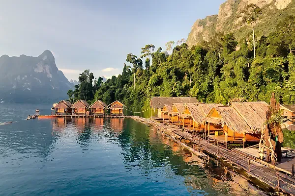 Schwimmende Bungalows im Khao Sok Nationalpark während einer Rundreise durch Thailand