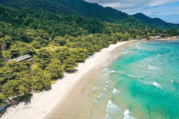 White Sand Beach auf Koh Chang mit Palmen, hellem Sandstrand und ruhigem Meer