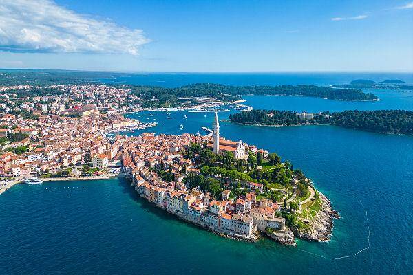 Altstadt von Rovinj an der Adriaküste mit Halbinsel und Meer