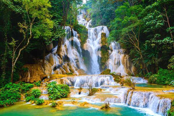 Kuang Si Wasserfall in Laos umgeben von Dschungel auf einer Rundreise
