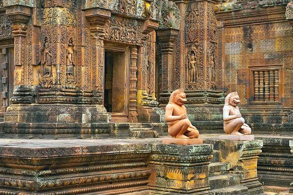 Detailansicht des Banteay Srei Tempels im Angkor-Park in Kambodscha mit filigranen Steinreliefs, Verzierungen und Wächterfiguren.