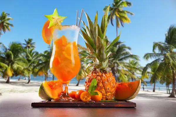 Last Minute Angebot für Indonesien – Tropische Cocktails am Strand mit Palmen