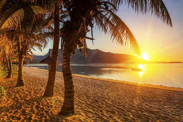 Palmenstrand bei Sonnenuntergang auf Koh Lanta Thailand