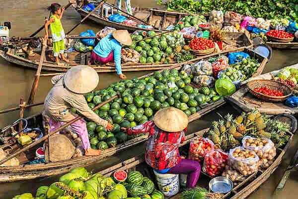 Boote und Händler auf einem schwimmenden Markt im Mekong-Delta in Vietnam
