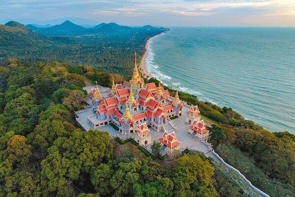 Tempelanlage an der tropischen Küste Südostasiens mit Meer, Dschungel und Berglandschaft