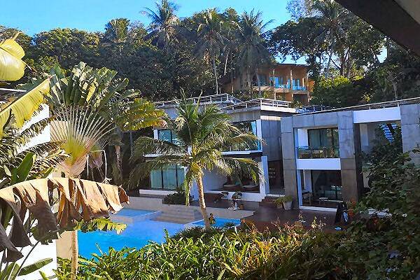 Poolbereich und tropische Gartenanlage des Idyllic Concept Resort auf Koh Lipe