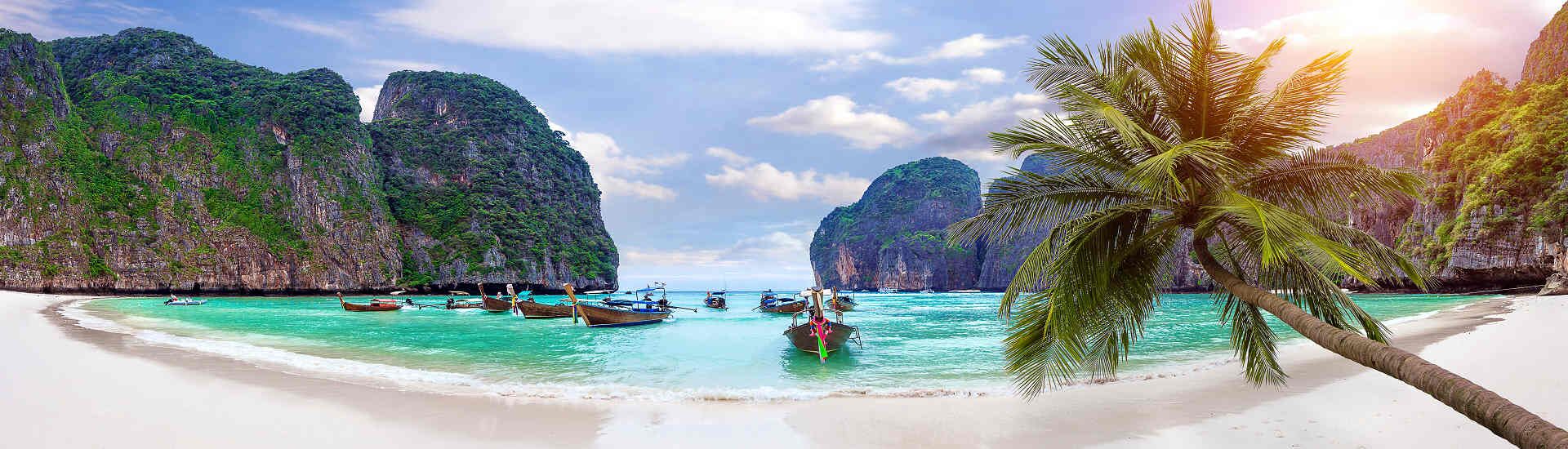 Blick auf eine tropische Insel mit weißem Sandstrand und türkisblauem Meer – perfekt für Inselhopping