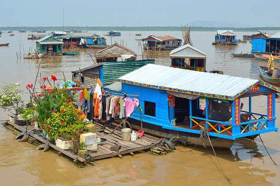Bunte schwimmende Häuser und traditionelle Boote auf dem Tonlé-Sap-See in Kambodscha, einem der größten Süßwasserseen Südostasiens.