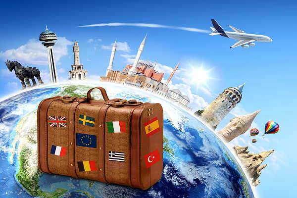 Reisekoffer mit Länderflaggen vor Weltkugel und internationalen Wahrzeichen als Symbol für Länderkombinationen