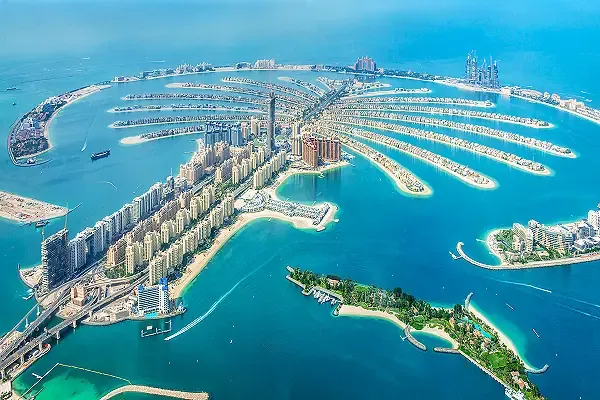Luftaufnahme der Palm Jumeirah in Dubai mit Stränden, Hotels und türkisblauem Wasser
