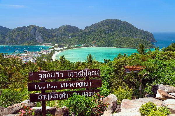 Blick vom Phi Phi Don Viewpoint über die beiden Buchten der Insel