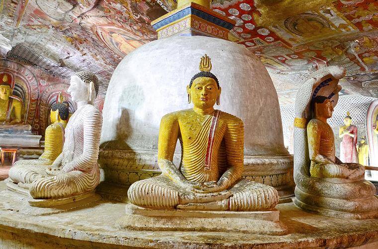 Buddha-Statuen in einer Tempelanlage während einer Sri Lanka Rundreise