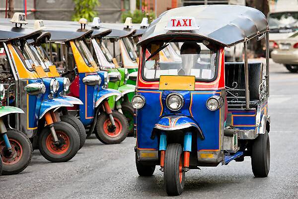 Bunte Tuk-Tuk Taxis in Thailand als Beispiel für typische Fortbewegung auf größeren Inseln