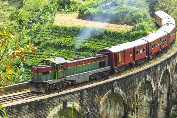 Zug auf der Strecke nach Nuwara Eliya im Hochland von Sri Lanka